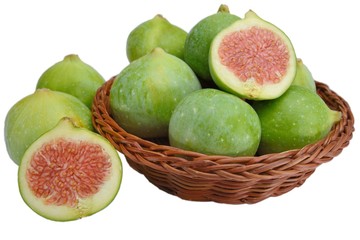 Fichi dentro un cestino di vimini