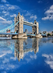Beroemde Tower Bridge tegen de blauwe lucht in Londen, Engeland