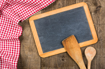 Obraz na płótnie Canvas Tafel und Kochlöffel mit einem rot karierten Tuch