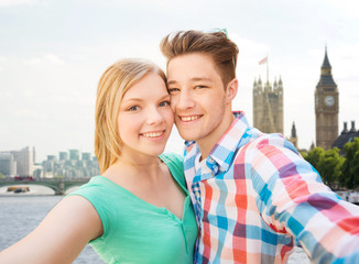 Fototapeta premium happy couple taking selfie over london city
