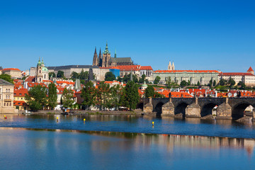 Obraz premium View over the RiverVltava with Charles Bridge and the Cathedral