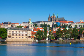 Obraz premium View over the RiverVltava with Charles Bridge and the Cathedral
