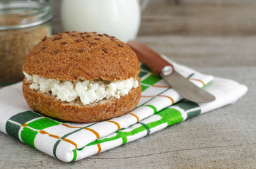 Bran bun with crumbly cottage cheese
