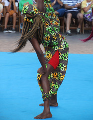 Baile tradicional de Kenia en un espectáculo de calle