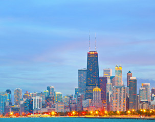 Fototapeta premium Chicago Illinois skyline at sunset with illuminated downtown buildings