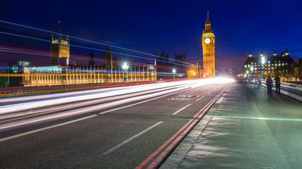 Fototapeta na wymiar Big Ben tower, night shot with cars crossing the bridge.