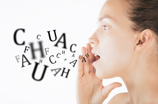 Donna parla con lettere su sfondo bianco