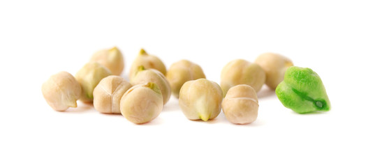 Зеленый и спелый нут