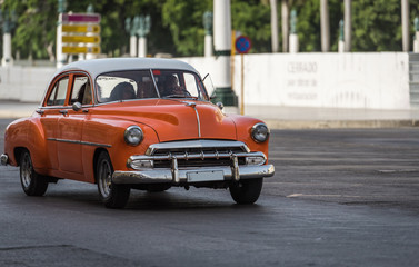 Kuba amerikanischer orangener Oldtimer fährt in Havanna auf der Strasse