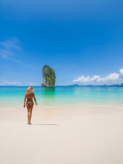 Obraz premium Beautiful woman on the beach.