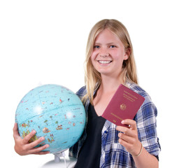 Mädchen mit Globus und Reisepass