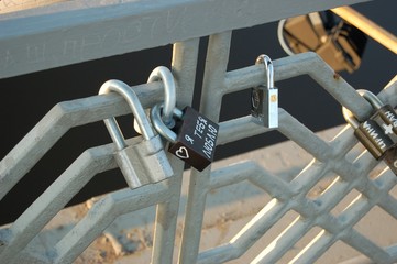 Замки любви на пешеходном  мосту в городе Тюмень. Тюменская область,  Россия. Locks of Love on a pedestrian bridge in the city of Tyumen . Tyumen region, Russia 