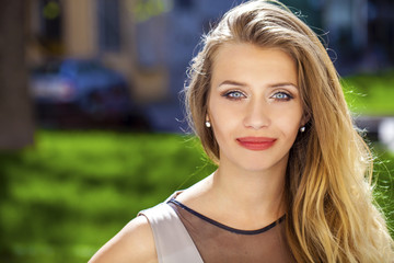 Obraz premium Portrait close up of young beautiful blonde woman, on background