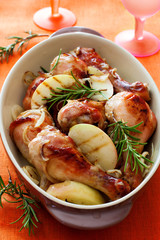 Fried chicken drumsticks with apples