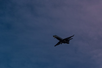 Fototapeta na wymiar Aereo in volo su sfondo azzurro in montagna