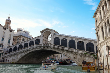 Obraz premium WENECJA, WŁOCHY, LISTOPAD, - 04, 2013: Piękny widok na most Rialto i Canal Grande w Wenecji. Wenecja to jedno z najpopularniejszych miejsc turystycznych na świecie