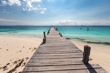 Naklejka premium Drewniane molo na tropikalnej plaży, Meksyk, Cancun