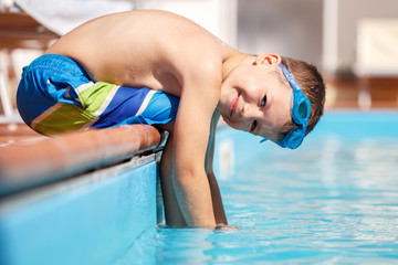 Little boy sit on edge of pool © sakkmesterke