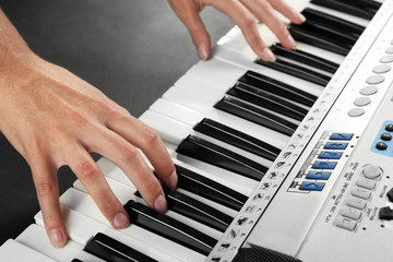 Obraz premium Woman playing synthesizer close up