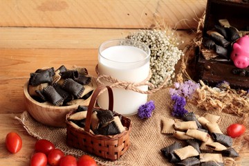 Biscuits filled with chocolate and fresh milk.