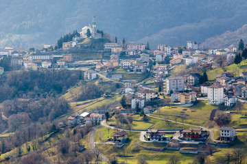 Vista aerea di un paese di collina