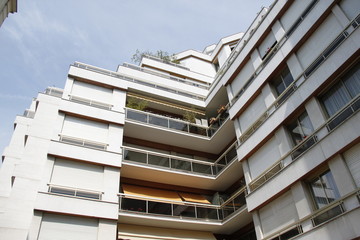 Fototapeta premium Immeuble moderne à Paris