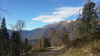 Осень в горах Красной Поляны, канатная дорога, снежные вершины и голубое небо © lana4ka