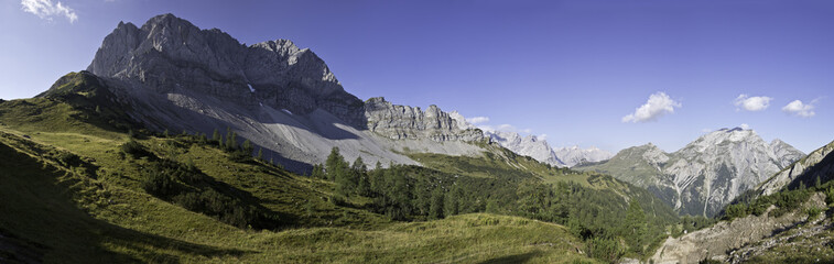 Fototapeta na wymiar Wanderung zur Lamsenjochhütte im Karwendelgebirge
