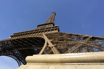Au pied de la tour Eiffel, Paris en région Île-de-France, France	