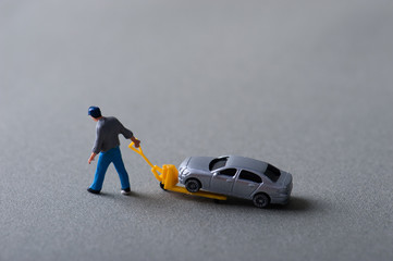 自動車をメンテナンスする人々