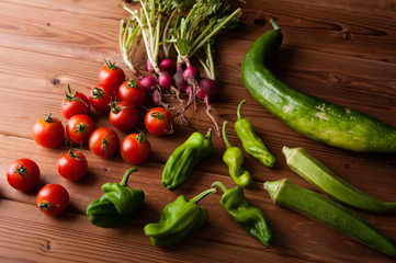 木製のテーブルに並べられたたくさんの新鮮な野菜