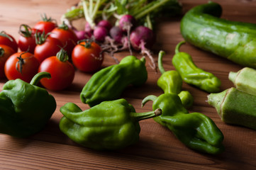 木製のテーブルに並べられたたくさんの新鮮な野菜