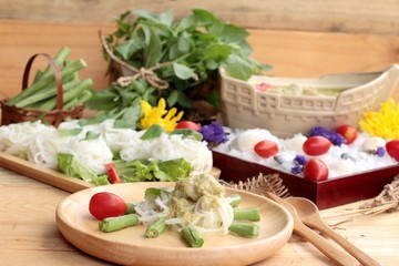 Green curry coconut milk with rice noodle.