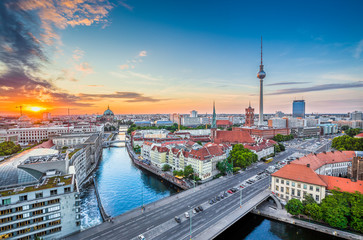 Fototapeta premium Berlin skyline panorama z wieżą telewizyjną i rzeką Szprewą o zachodzie słońca, Niemcy