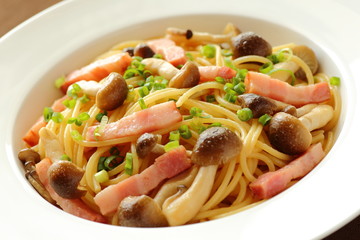キノコとベーコンの和風パスタ