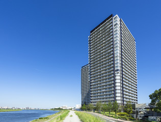 川沿いに建つタワーマンション