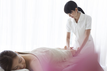 Masseuse that loosen the woman's calf
