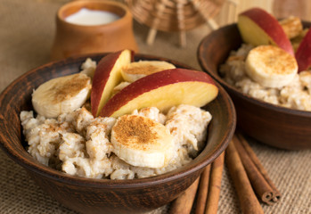 Oatmeal with banana, apple and cinnamon