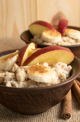 Oatmeal with banana, apple and cinnamon