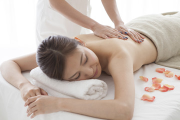 Fototapeta na wymiar Women are receiving back of aroma oil massage