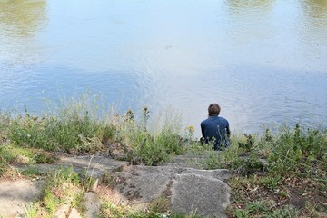 Entspannen am Ufer der Elbe in Magdeburg 