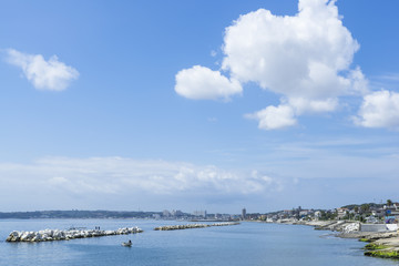 青空が広がる海岸線