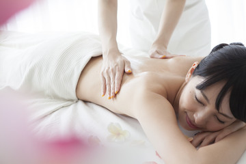 Fototapeta na wymiar Women are receiving oil massage