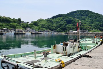 由良漁港／山形県庄内浜の由良漁港の風景を撮影した写真です。由良漁港は古くから良質な魚介類が水揚げされる事で全国的に知られています。東北地方のスーパーでは、由良漁港で水揚げされた魚介類に「由良産」とクレジットされるほどの知名度があります。由良漁港に隣接している由良海岸は、日本の渚100選、快水浴場100選にも選ばれた庄内浜のシンボル的な海岸で、その景観から「東北の江ノ島」と呼ばれています。