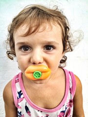 Bimba con fischietto