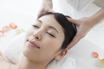 Obraz na płótnie Canvas Japanese women undergoing head spa