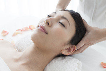 Obraz na płótnie Canvas Japanese women receiving head massage