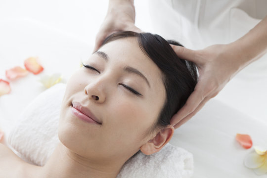 Japanese women undergoing head spa