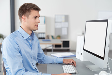 kaufmann im büro schaut auf computer