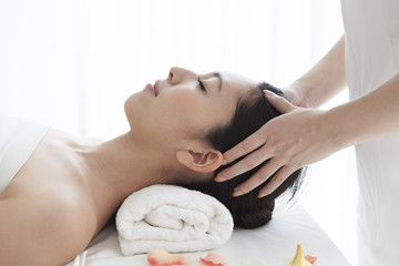 Obraz na płótnie Canvas Beautiful Asian woman receiving face massage